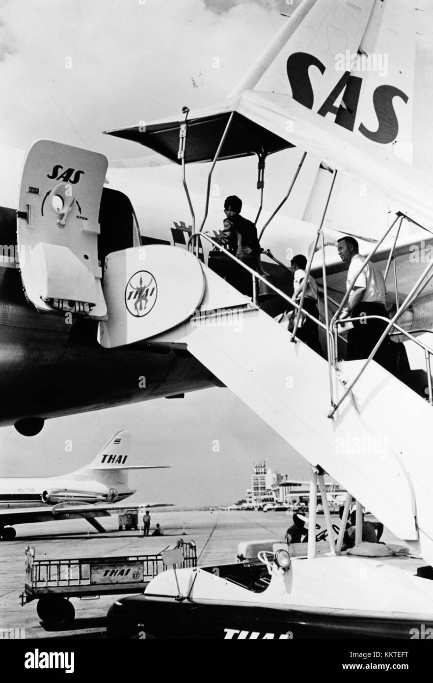 Flughafen Don Muang DMK, Bangkok, Thailand. 1968. Passagiere, die SAS DC einschiffen 9 Stockfoto