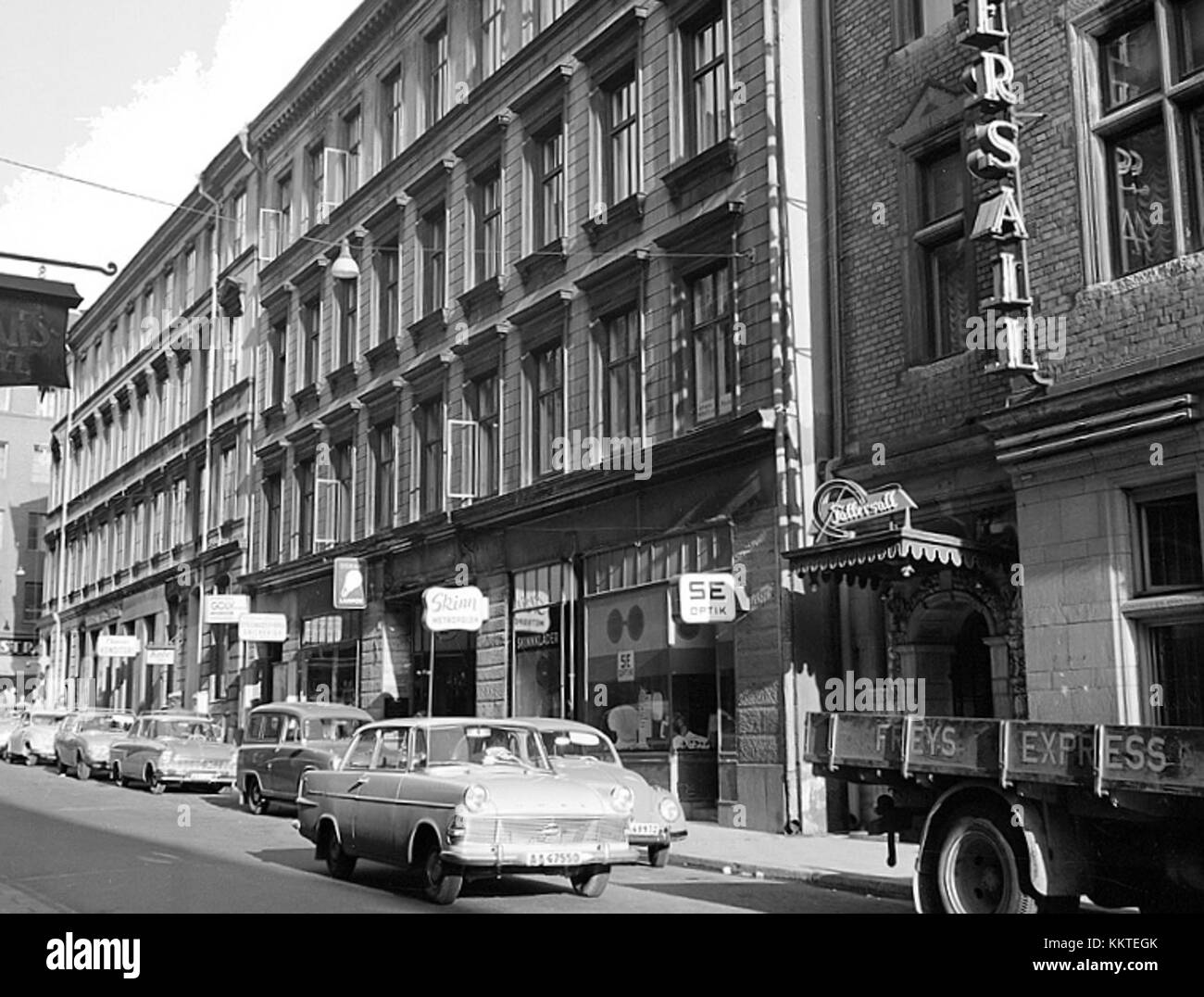 Dieses Foto nimmt Grev Turegatan 1962 auf und bietet einen Schnappschuss von Stockholms urbaner Landschaft während dieser Zeit. Das Bild spiegelt das architektonische und soziale Umfeld der frühen 1960er Jahre wider Stockfoto
