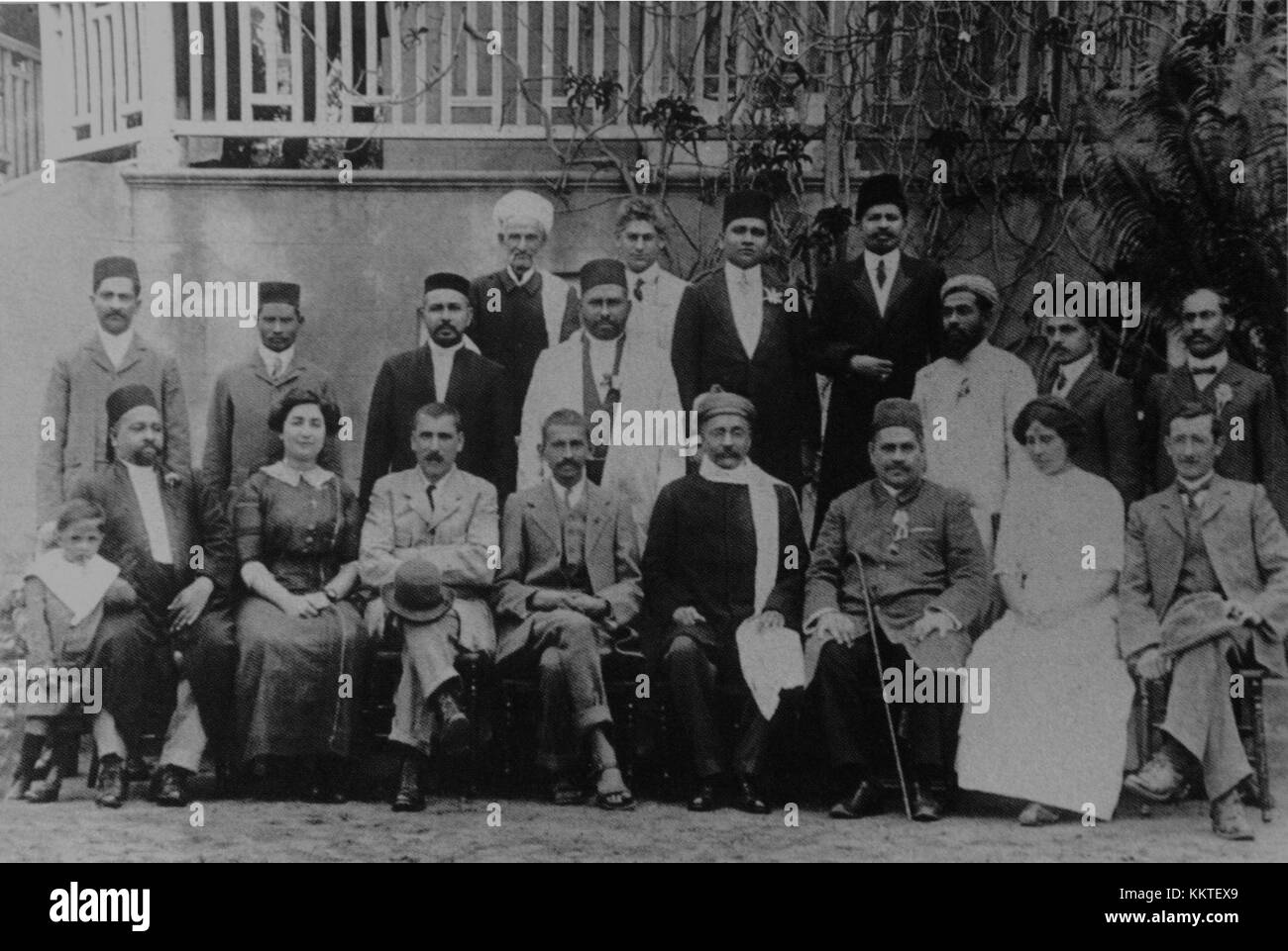 Die Gandhi-Gruppe, angeführt von Mahatma Gandhi, war ein wichtiger Teil der indischen Unabhängigkeitsbewegung, wobei Gokhale ein einflussreicher Führer war, der Gandhi in seiner frühen politischen Karriere als Mentor diente. Stockfoto