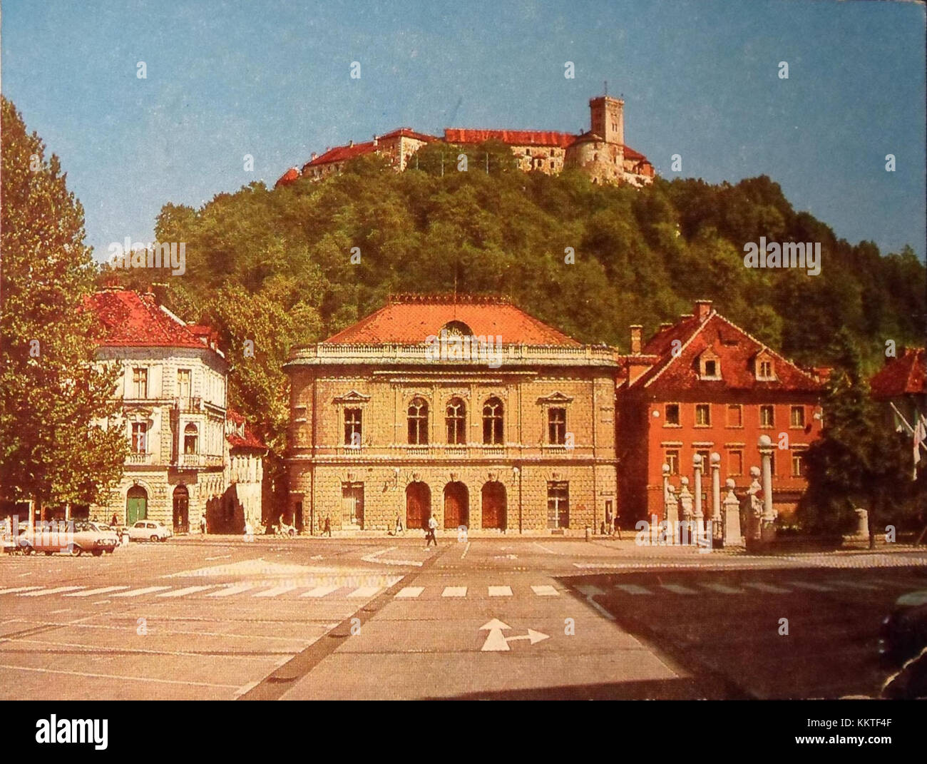 Diese Postkarte zeigt einen Blick auf den Kongressplatz im Jahr 1966 und zeigt die kulturellen und architektonischen Elemente des Platzes während dieser Zeit. Stockfoto