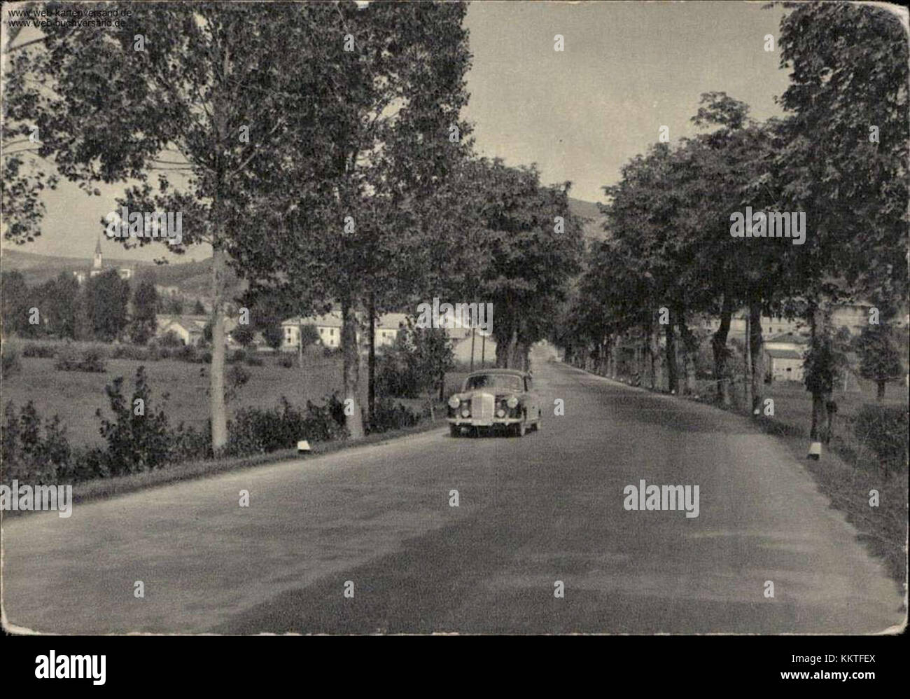 Diese Postkarte aus dem Jahr 1962 zeigt Ilirska Bistrica, eine Stadt in Slowenien. Bekannt für seine malerische Aussicht und historische Bedeutung, wird die Stadt durch Vintage-Fotografie dargestellt, die ihre kulturelle und natürliche Schönheit während der Mitte des 20. Jahrhunderts unterstreicht. Stockfoto