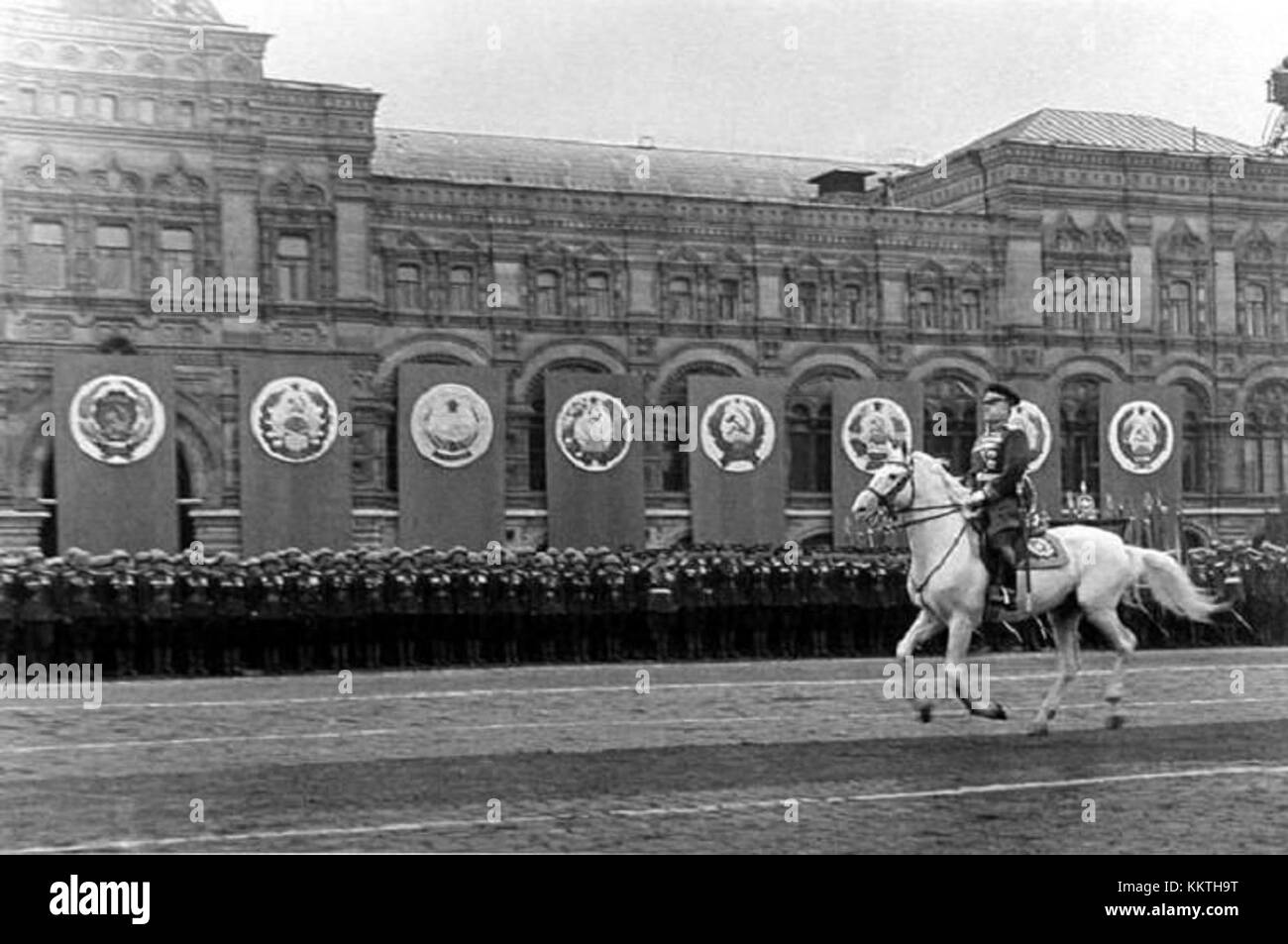 Marschall Georgi Schukow wird bei der Moskauer Siegesparade 1945 dargestellt, die den Triumph der Sowjetunion über Nazi-Deutschland im Zweiten Weltkrieg feiert Stockfoto