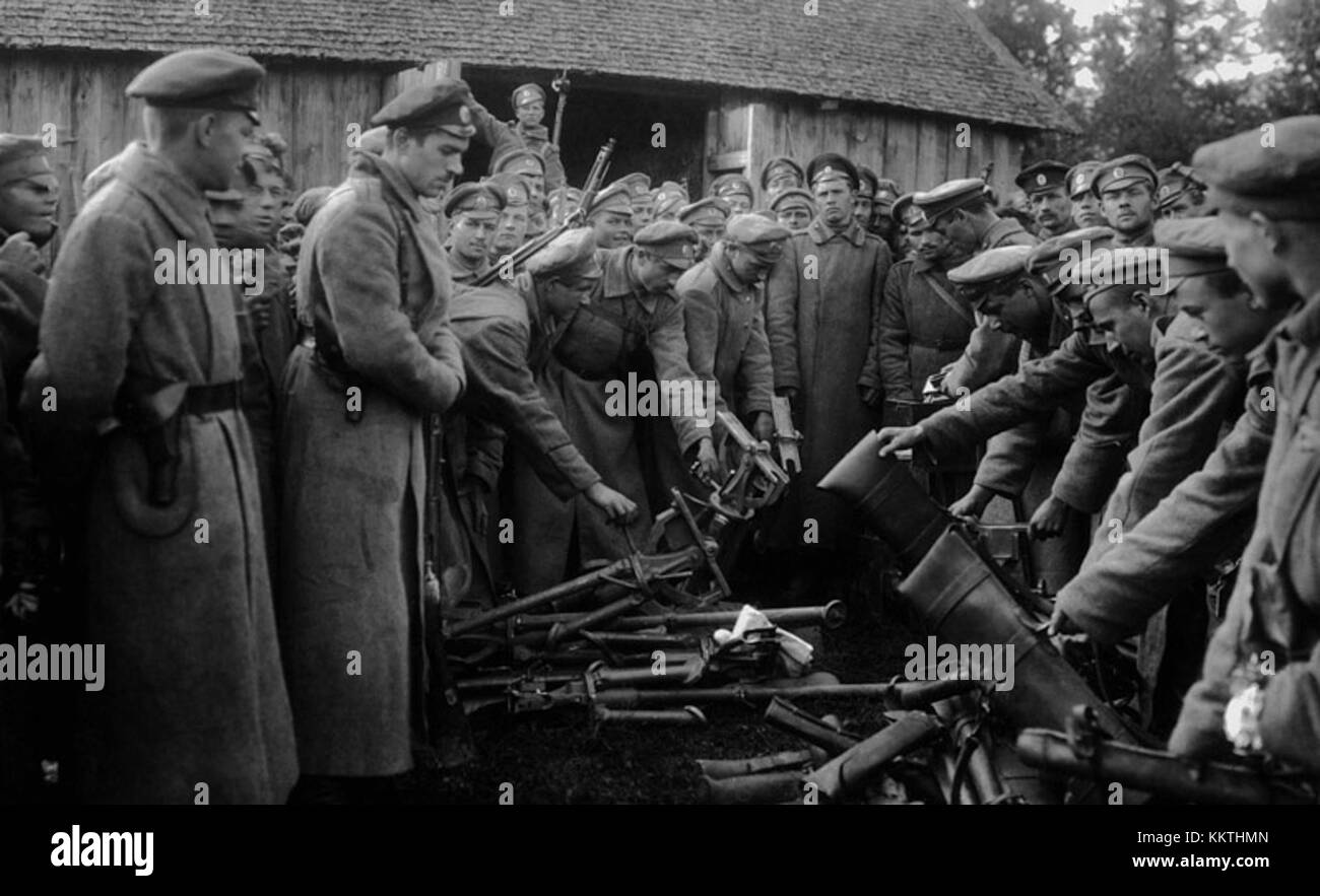 Lawr Kornilow war ein russischer General, der für seine Beteiligung an der Russischen Revolution bekannt war. 1917 wurden seine Truppen nach dem Scheitern der Kornilow-Affäre, einem gescheiterten Militärputsch gegen die russische Provisorische Regierung, angewiesen, ihre Waffen niederzulegen. Stockfoto