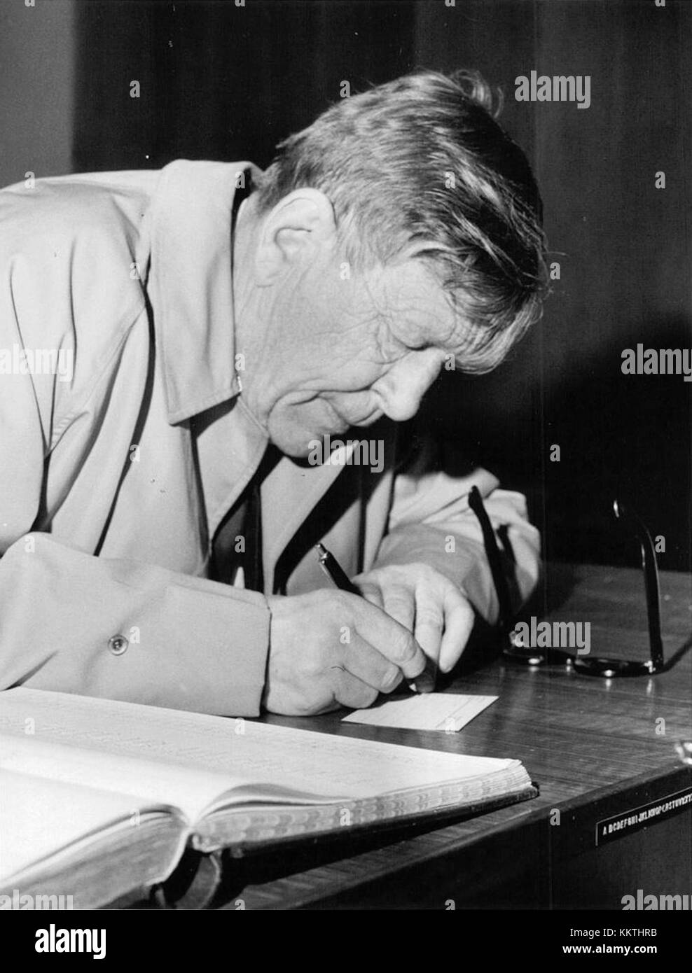 W. H. Auden war ein berühmter englischer Dichter, der für sein breites Spektrum an Lyrik bekannt war, darunter Werke über Politik, Liebe und menschliche Erfahrung. Er gilt als einer der bedeutendsten Dichter des 20. Jahrhunderts. Stockfoto