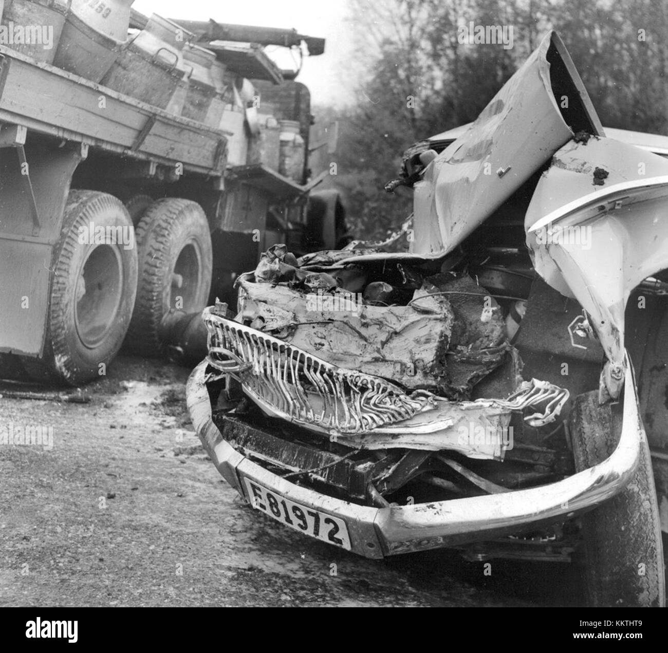 Ein Fahrzeug kollidierte mit einem voll beladenen Milchwagen, was erhebliche Schäden und Störungen verursachte. Der Vorfall verdeutlicht die potenziellen Gefahren des Straßentransports mit großen Fahrzeugen und die Bedeutung der Straßenverkehrssicherheit. Stockfoto