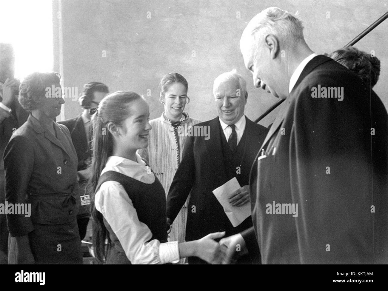 Dieses ikonische Foto zeigt Charlie Chaplin, seine Frau Oona O'Neill und ihre Tochter Josephine, die von Delegierten begrüßt werden. Das Bild zeigt einen Moment des Lebens von Prominenten in der frühen bis Mitte des 20. Jahrhunderts und zeigt Chaplins Einfluss auf die globale Unterhaltung und die Rolle seiner Familie bei kulturellen Veranstaltungen dieser Zeit. Stockfoto