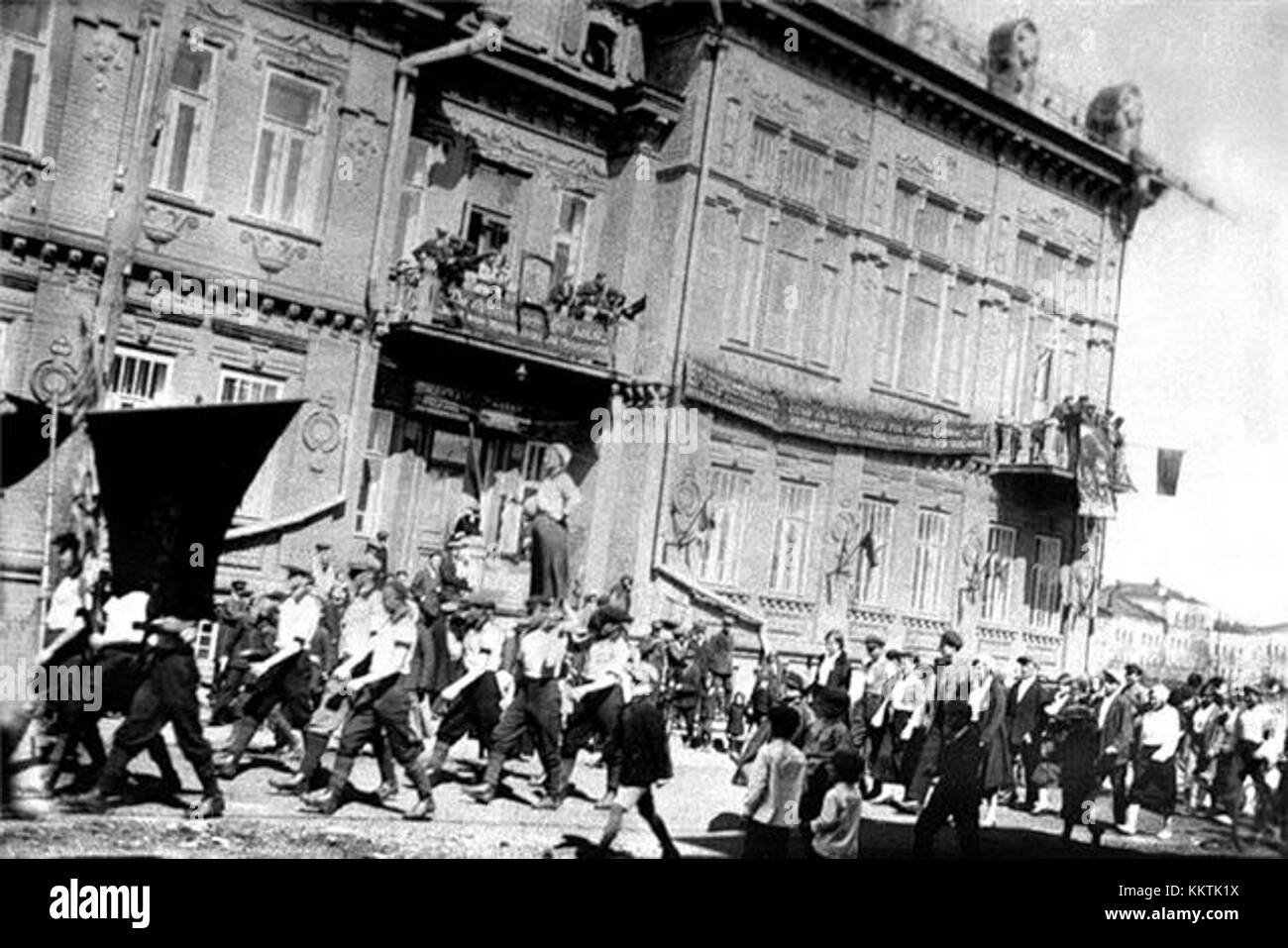 Sterlitamak Komsolmol 1930 bezieht sich wahrscheinlich auf ein historisches Ereignis oder eine Zusammenkunft der Komsomol (Jungkommunistische Liga) in Sterlitamak, Russland, während der 1930er Jahre, die mit sowjetischen Jugendbewegungen in Verbindung standen. Stockfoto