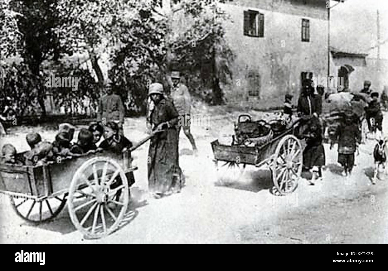 Dieser Titel bezieht sich auf die Vertreibung von Zivilbewohnern während eines Krieges auf die Kras-Region, ein Ereignis, das durch Migration und die Auswirkungen von Konflikten gekennzeichnet ist. Der Kontext beinhaltet die menschlichen Kosten von Krieg und Vertreibung. Stockfoto