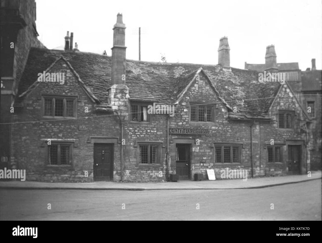 Bradford on Avon, in Wiltshire, England, ist eine malerische Stadt, die für ihre gut erhaltenen mittelalterlichen Gebäude und die malerische Aussicht auf den Fluss bekannt ist. Es ist ein beliebtes Reiseziel für Touristen, die die englische Landschaft erkunden. Stockfoto