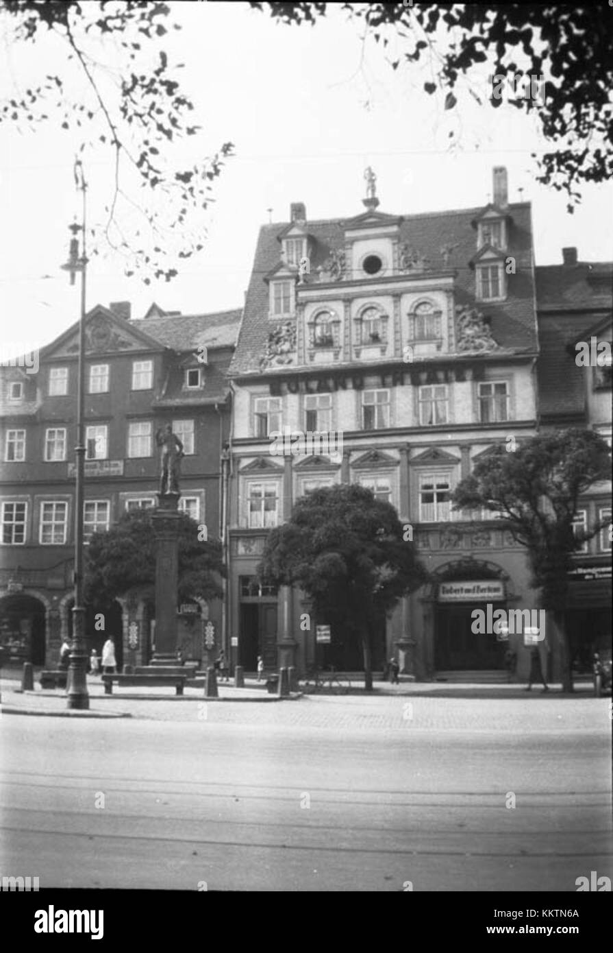 Erfurt ist eine historische Stadt in Deutschland, die für ihre mittelalterliche Architektur mit Kirchen, Türmen und Stadtmauern bekannt ist. Es ist ein wichtiges Zentrum für Geschichte und Kultur in Mitteldeutschland. Stockfoto