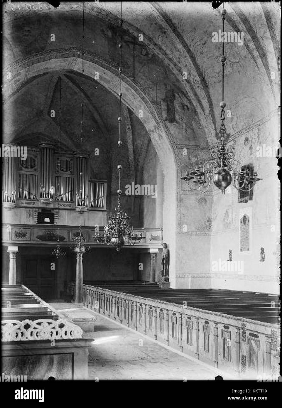 Die Gamla Uppsala-Kirche in Uppsala, Schweden, ist eine mittelalterliche Kirche mit bedeutendem historischen und archäologischen Wert. Es ist Teil der archäologischen Stätte Gamla Uppsala, die einst das Zentrum von Old Uppsala war, einem prominenten religiösen und politischen Zentrum. Stockfoto