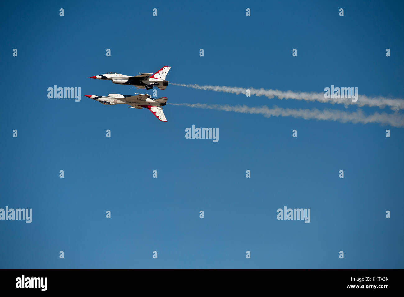 USAF F-16 Thunderbirds Durchführen einer Reflexion Pass bei Gowen Thunder Air Show am 14. Oktober 2017 Stockfoto