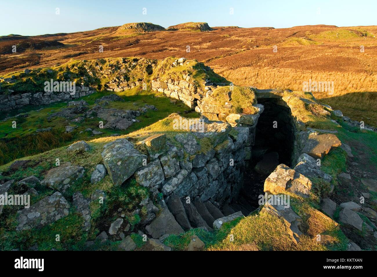 Dun Beag Broch 2000 jährige kreisförmige Siedlung Ruine in der Nähe von Highland, Isle Of Skye, Schottland. Intramural Treppe und Wand Hohlraum Stockfoto