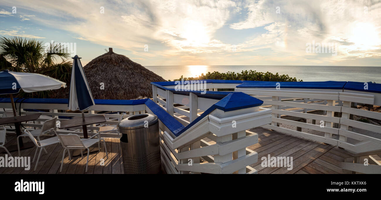 Tiki style Tische und Stühle auf Clam Pass Strand in Naples, Florida, USA Stockfoto