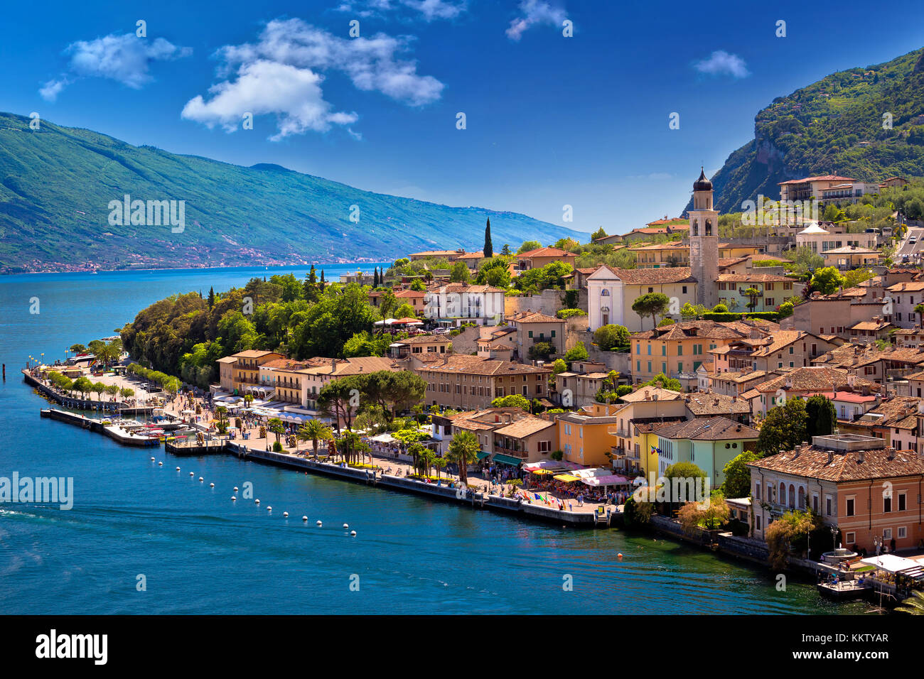 Limone sul Garda mit Blick aufs Wasser, Region Lombardei Stockfoto