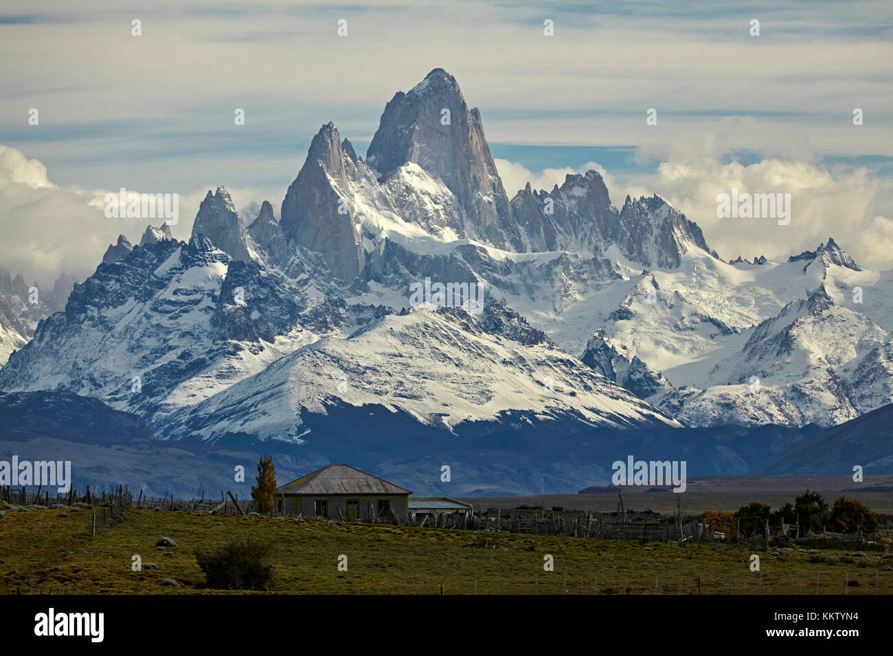 Mount Fitz Roy, Parque Nacional Los Glaciares (Welterbe) und Bauernhaus, Patagonien, Argentinien, Südamerika Stockfoto
