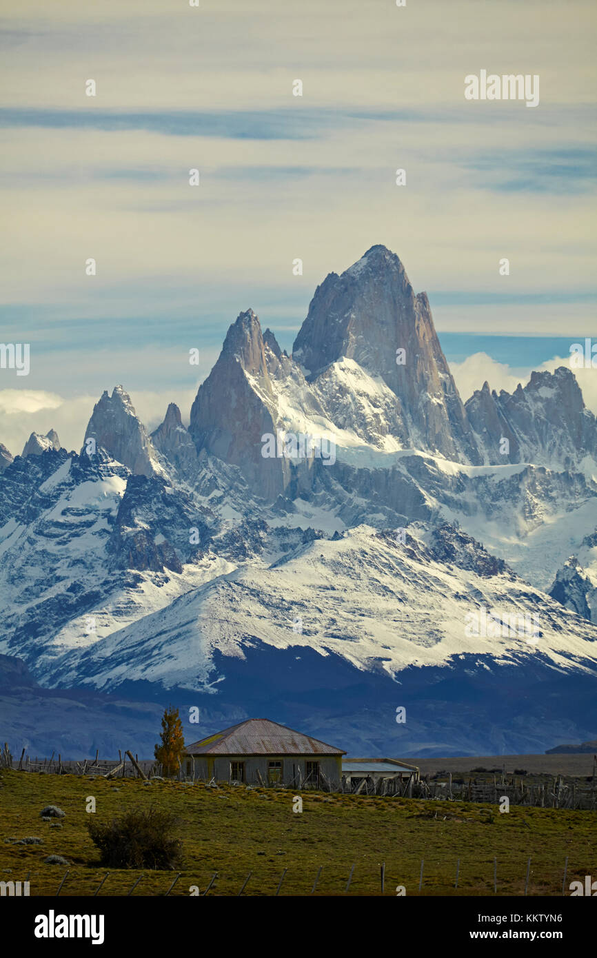 Mount Fitz Roy, Parque Nacional Los Glaciares (Welterbe) und Bauernhaus, Patagonien, Argentinien, Südamerika Stockfoto