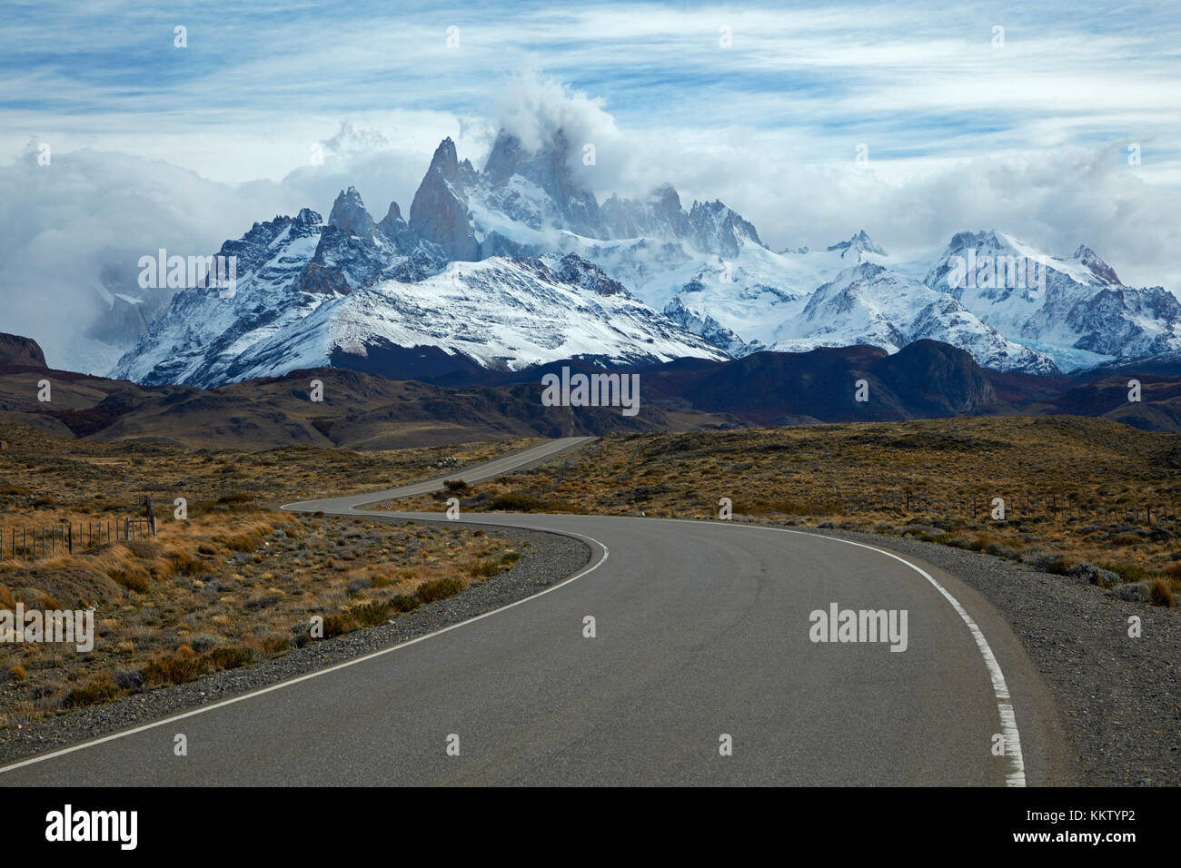 Mount Fitz Roy, Parque Nacional Los Glaciares (Welterbe) und Straße nach El Chalten, Patagonien, Argentinien, Südamerika Stockfoto