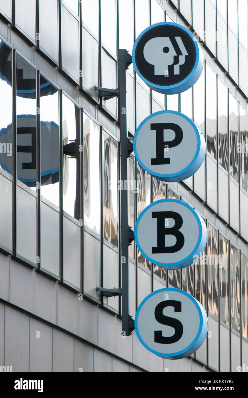 Ein logo Zeichen außerhalb des Hauptquartiers der public broadcasting service (Pbs) in Arlington, Virginia, am 26. November 2017. Stockfoto