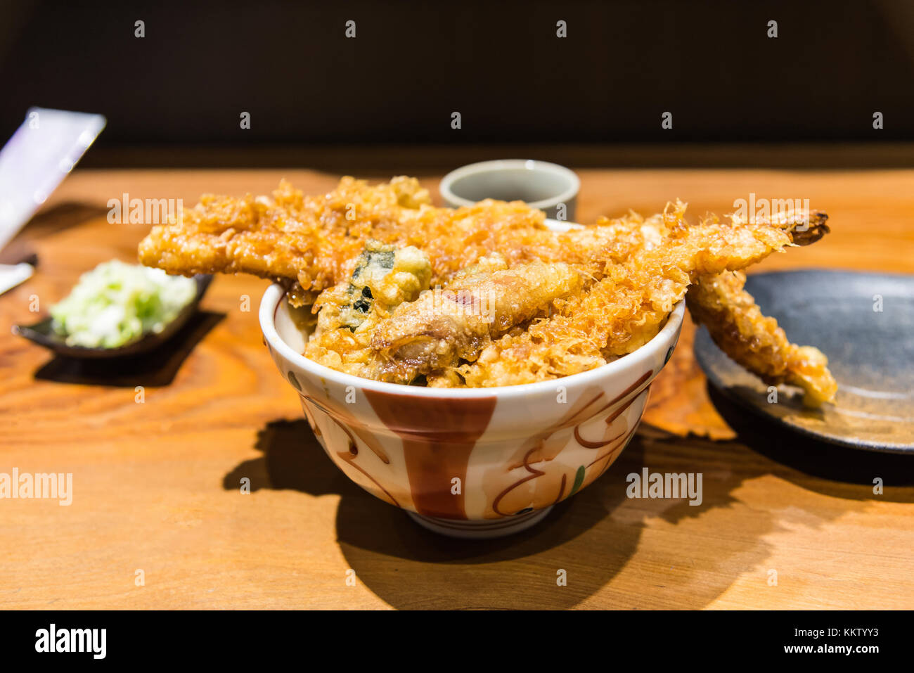 Köstliche Meeresfrüchte tempura Sehne japanische Frittierte Garnelen Fisch Gemüse auf Reis mit süßen Soße in die Schüssel ein. Stockfoto