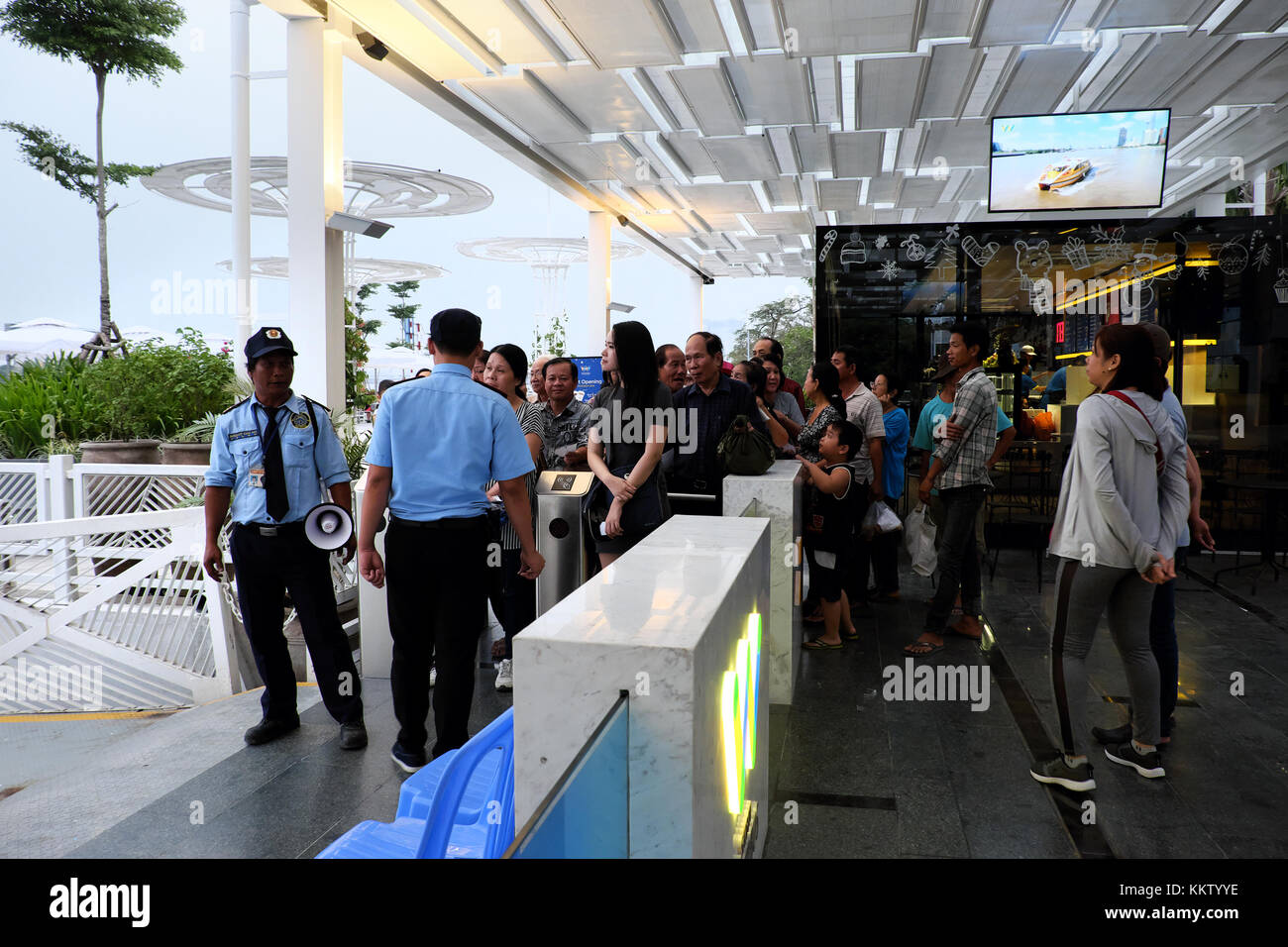 HO-CHI-MINH-STADT, Gruppe vietnamesischer Passagiere am Ticketeingang, um an der Wasserbushaltestelle mit dem Boot zu fahren, neue öffentliche Verkehrsmittel auf dem Saigon-Fluss, Vietnam Stockfoto