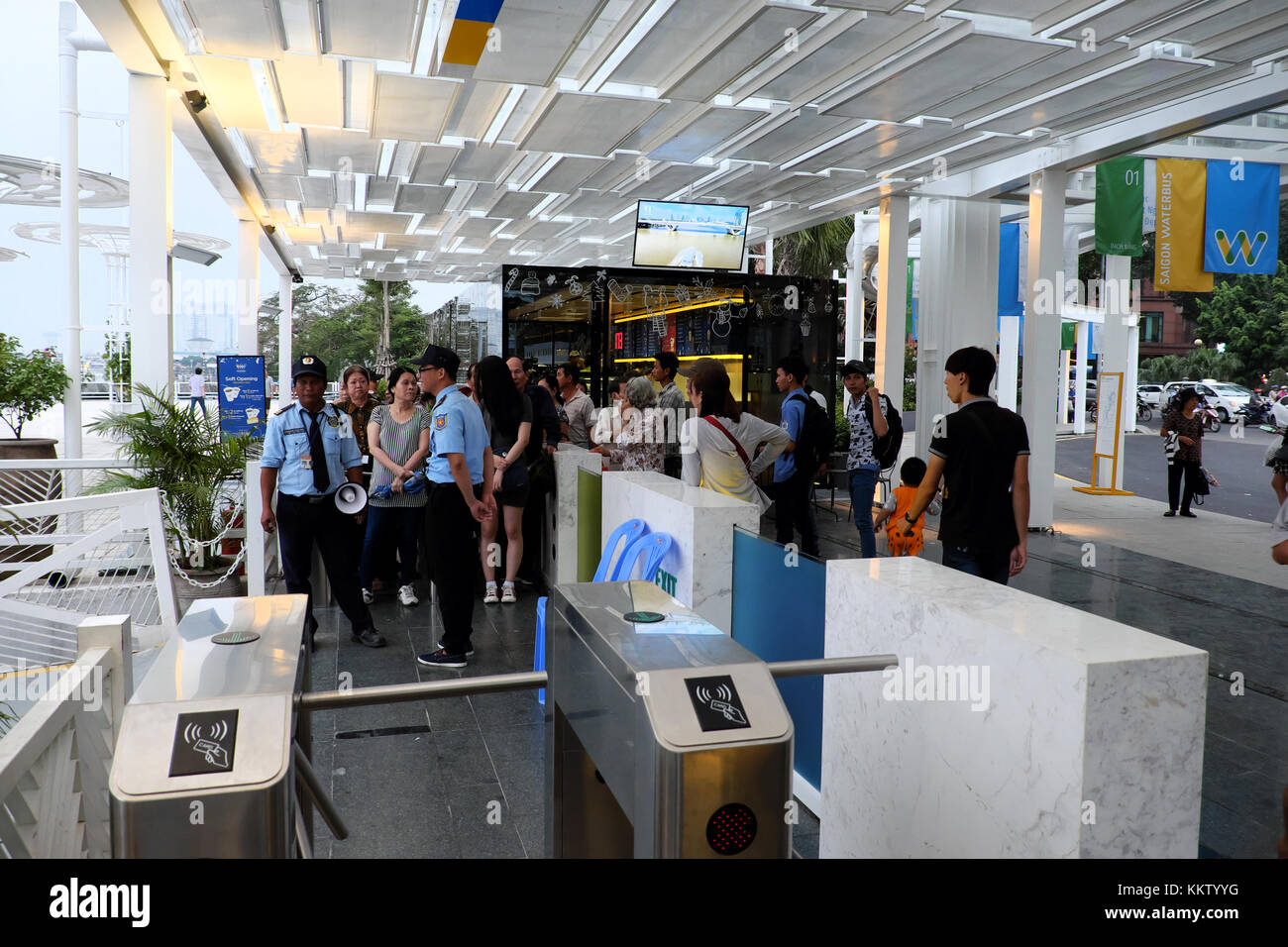 HO-CHI-MINH-STADT, Gruppe vietnamesischer Passagiere am Ticketeingang, um an der Wasserbushaltestelle mit dem Boot zu fahren, neue öffentliche Verkehrsmittel auf dem Saigon-Fluss, Vietnam Stockfoto