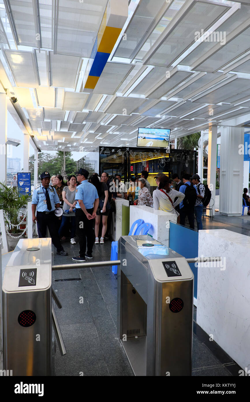 HO-CHI-MINH-STADT, Gruppe vietnamesischer Passagiere am Ticketeingang, um an der Wasserbushaltestelle mit dem Boot zu fahren, neue öffentliche Verkehrsmittel auf dem Saigon-Fluss, Vietnam Stockfoto