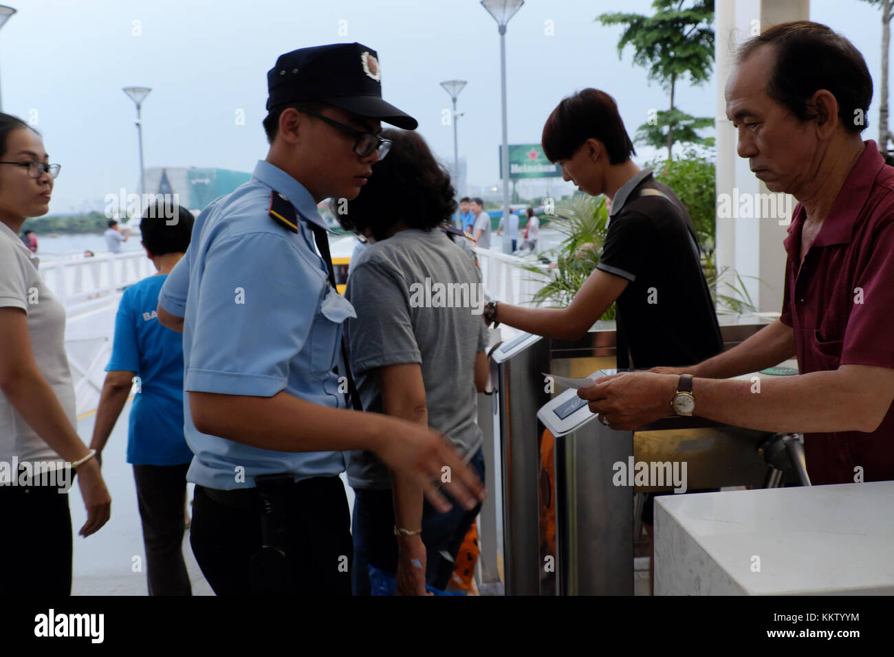 HO-CHI-MINH-STADT, Gruppe vietnamesischer Passagiere am Ticketeingang, um an der Wasserbushaltestelle mit dem Boot zu fahren, neue öffentliche Verkehrsmittel auf dem Saigon-Fluss, Vietnam Stockfoto