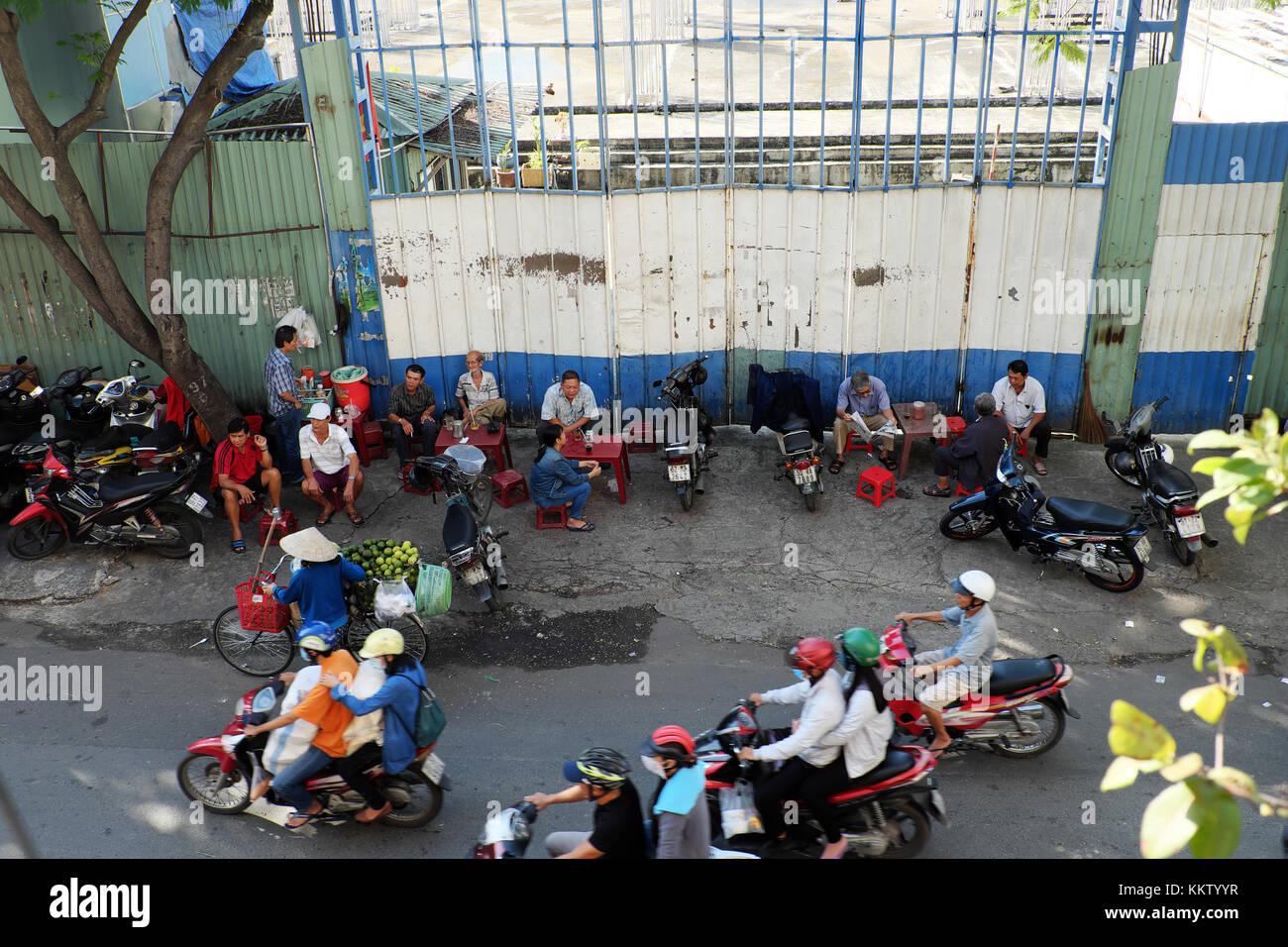 Sitzen Gruppe von asiatischen Menschen bei Pavement Café am Morgen, Gehweg Cafeteria ist der vietnamesischen Kultur, wo Menschen miteinander chatten können, Vietnam Stockfoto