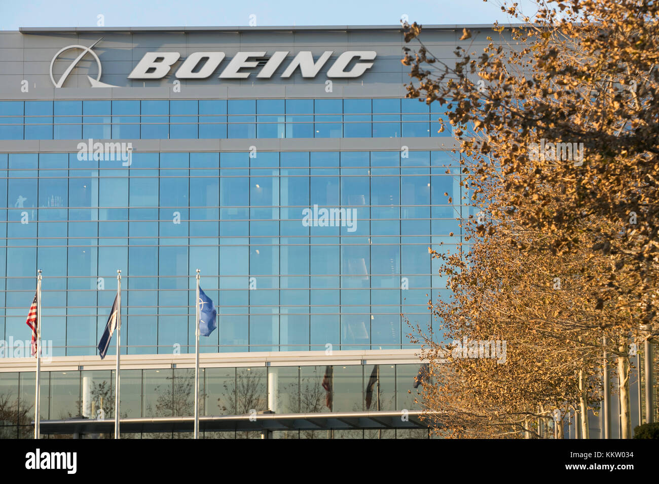 Ein Logoschild vor einer Einrichtung der Boeing Company in Arlington, Virginia am 26. November 2017. Stockfoto