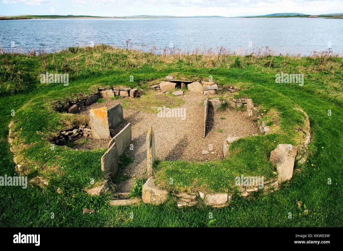 Festland, Orkney, Schottland. vor kurzem ausgegraben Haus an die prähistorische Stätte von barnhouse, stenness, am Ufer von Loch von harray Stockfoto