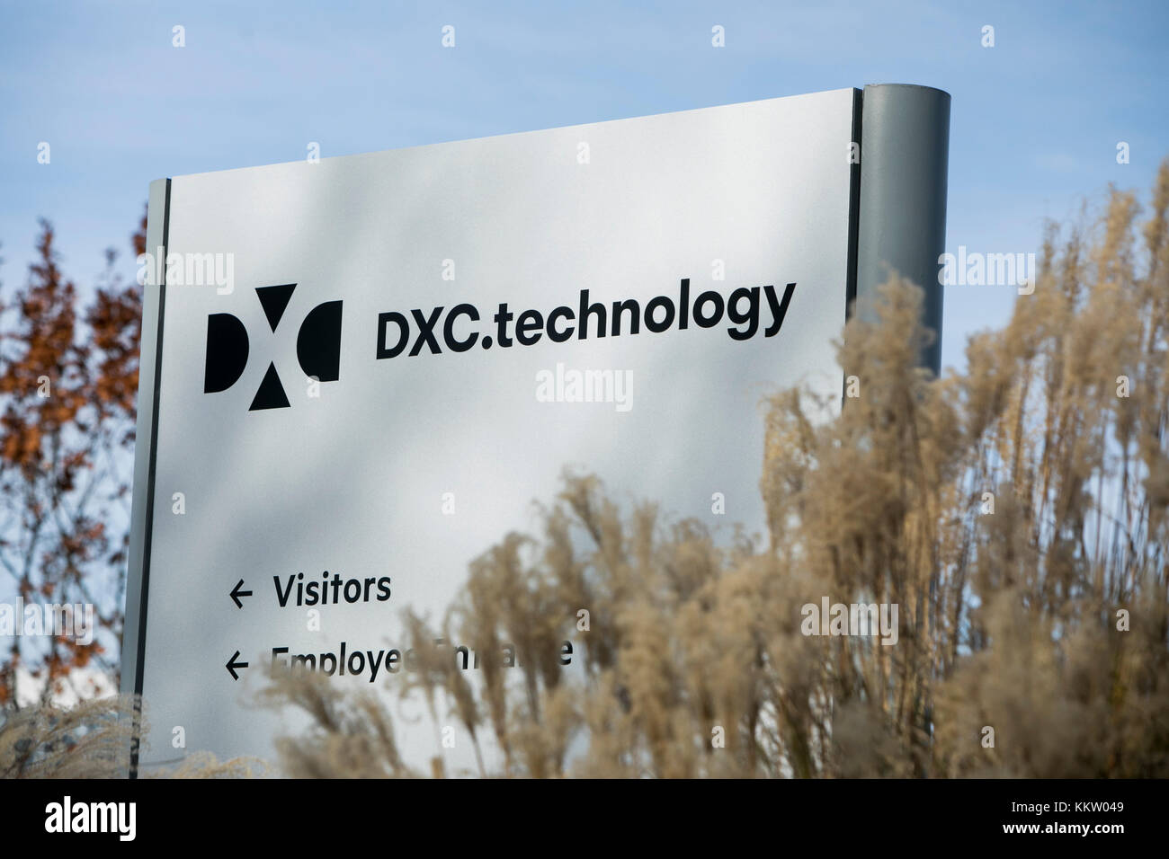 Ein Logo-Schild vor einer Einrichtung, die DXC Technology am 26. November 2017 in Chantilly, Virginia, besetzte. Stockfoto