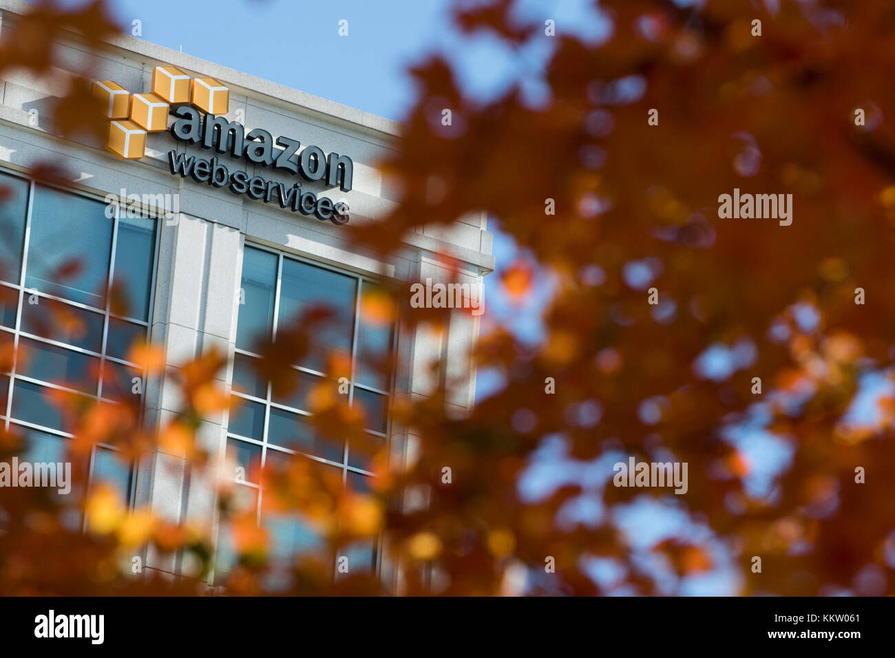 Ein Logoschild vor einem Standort, der von Amazon Web Services (AWS) am 26. November 2017 in Herndon, Virginia besetzt wurde. Stockfoto