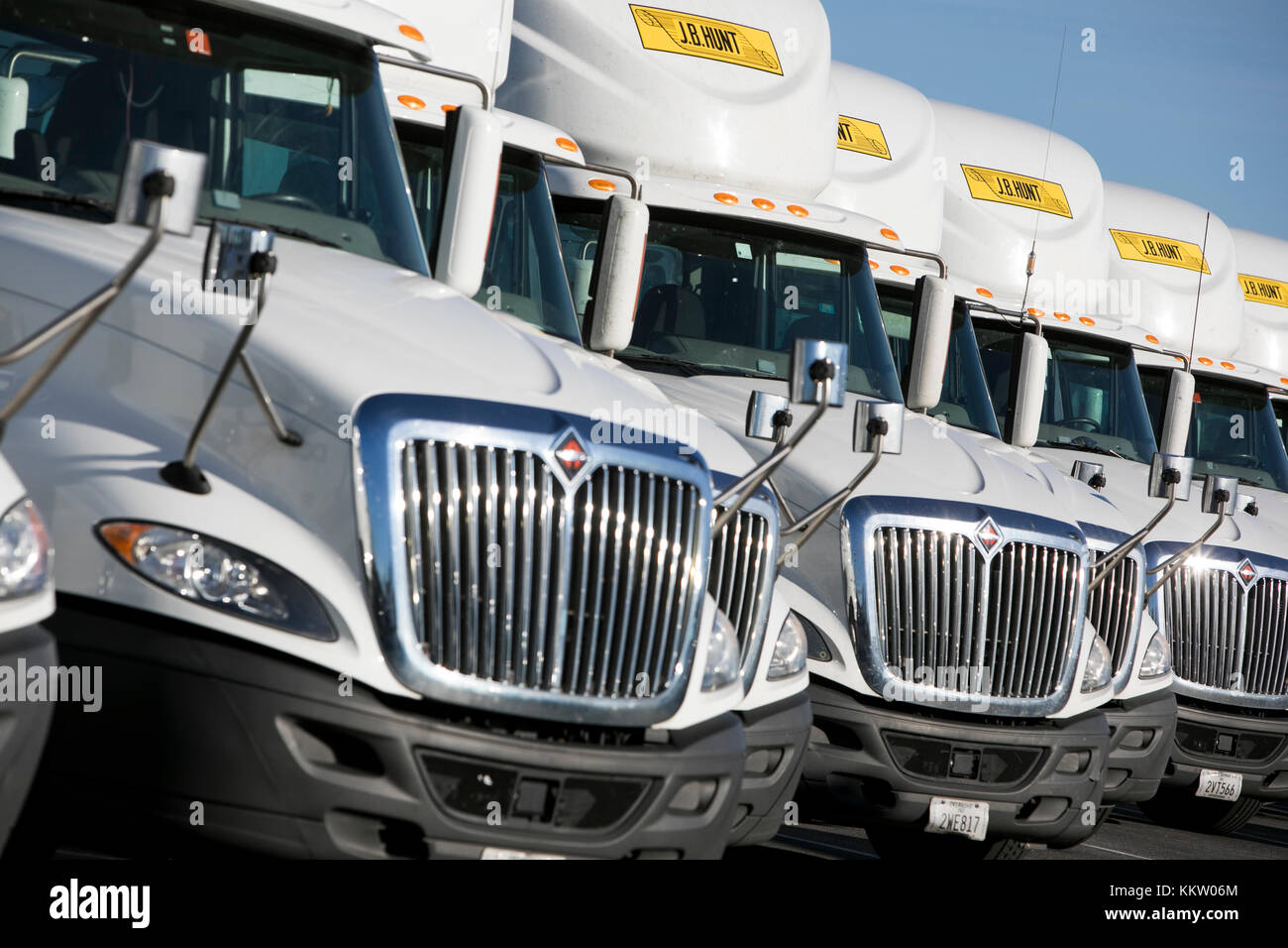 J. B. Hunt Transport Services, Inc., Logo-Zeichen auf Sattelschlepper in Winchester, Virginia am 26. November 2017. Stockfoto