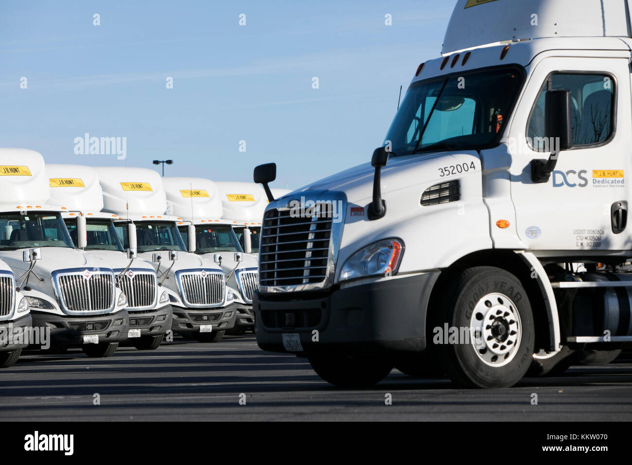 J. B. Hunt Transport Services, Inc., Logo-Zeichen auf Sattelschlepper in Winchester, Virginia am 26. November 2017. Stockfoto