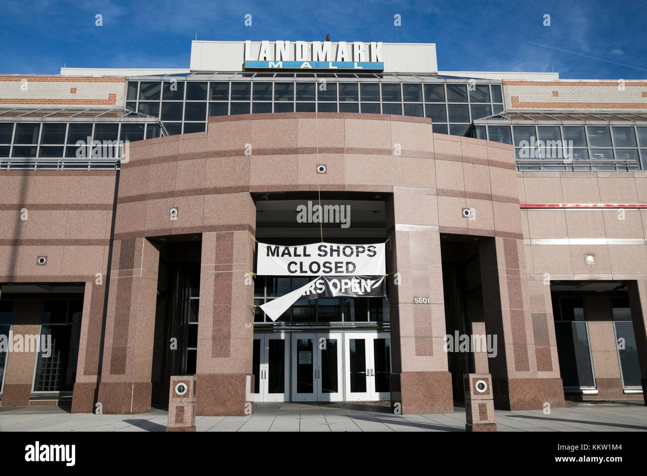 Ein Banner mit der Aufschrift „Mall Shops Closed“ vor der inzwischen geschlossenen Landmark Mall in Alexandria, Virginia am 26. November 2017. Stockfoto