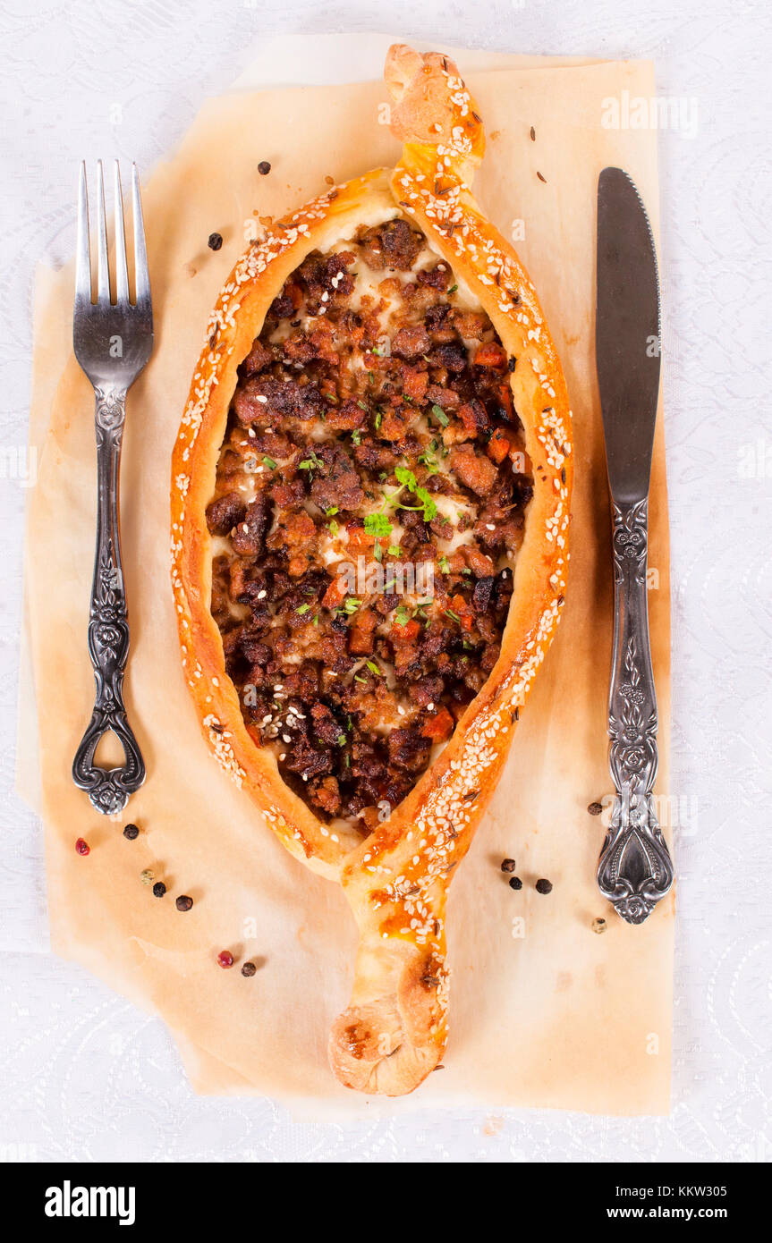 Traditionelle türkische Pide von oben. selektive Fokus mitten in Pide Stockfoto