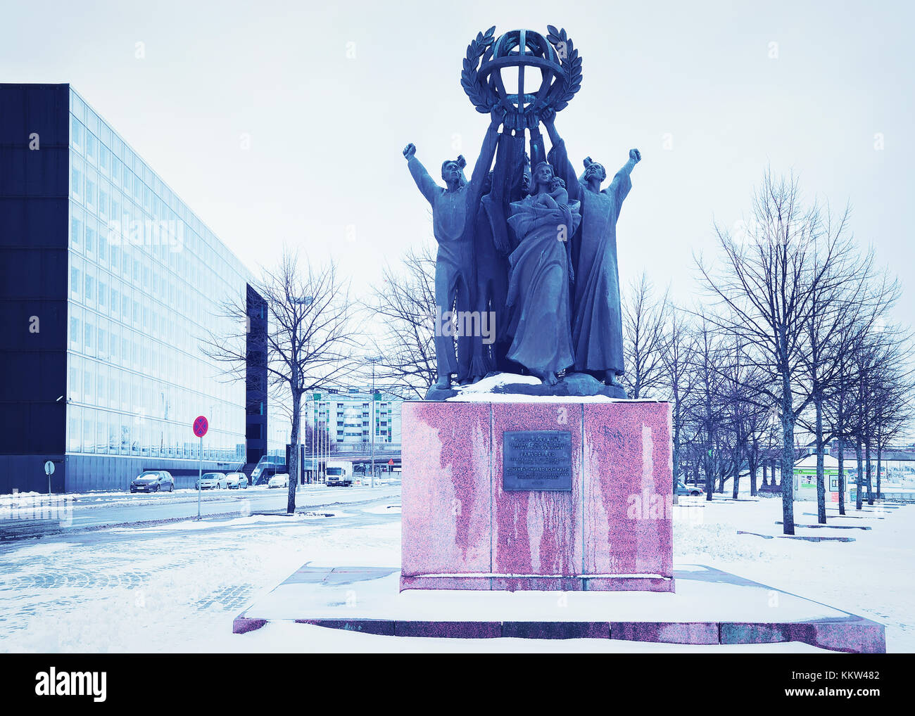 Helsinki, Finnland - 8. März 2017: World Peace Statue von Helsinki, Finnland, im Winter. Stockfoto