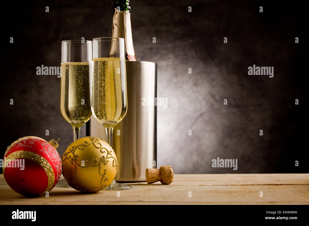 Champagner Gläser auf Holztisch mit Weihnachtsverzierungen Stockfoto