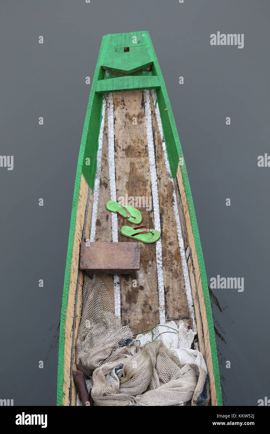 Ein grünes Holz- prigue von oben gesehen auf einem Fluss in der Elfenbeinküste Stockfoto