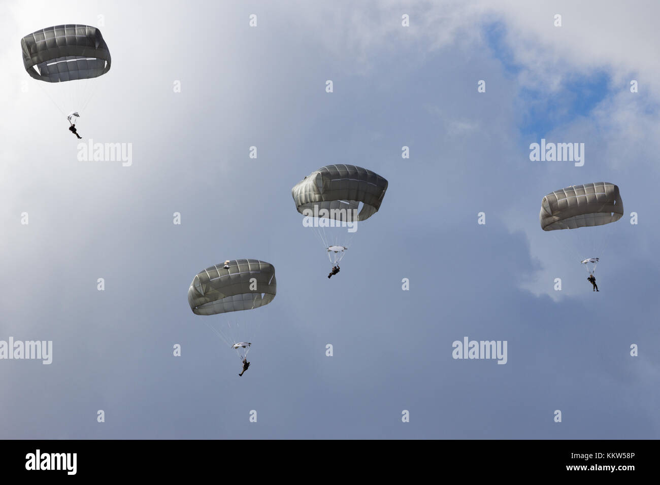 Vier militärischen Fallschirmjäger in den Himmel Stockfoto