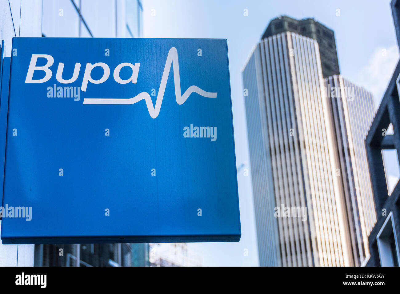 BUPA-Beschilderung mit dem Leadenhall Building (Tower 42) im Hintergrund, London, EC2, Großbritannien. Stockfoto