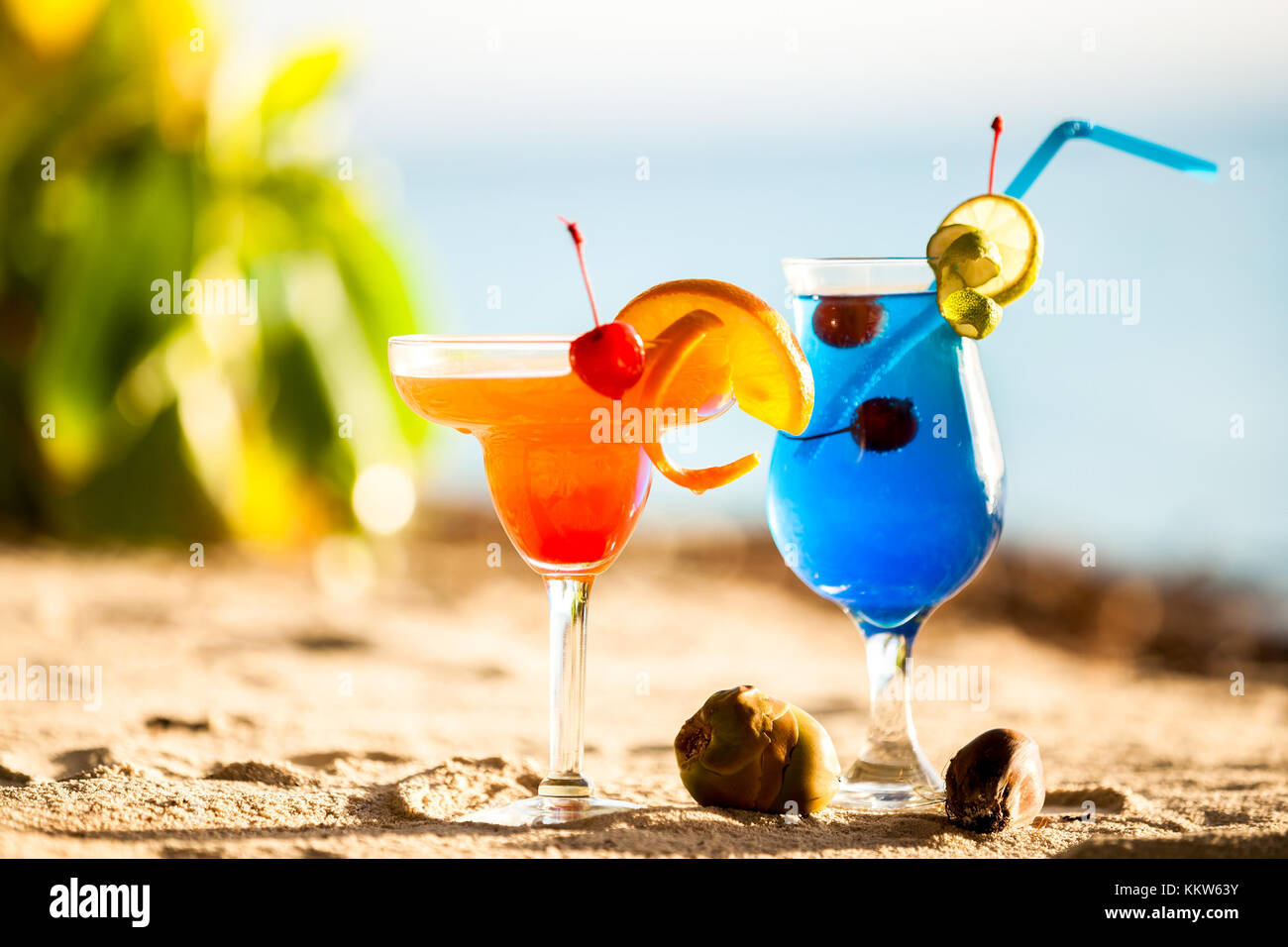 Malediven, bunte Cocktails am Strand Stockfoto