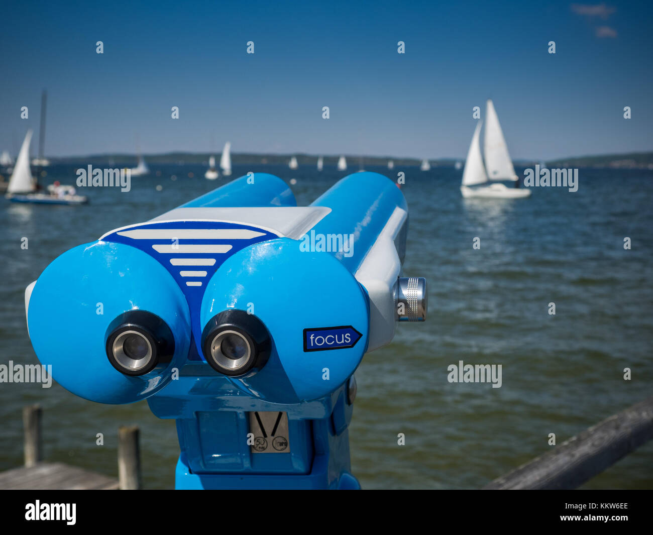 Ferngläser mit Booten im Hintergrund Stockfoto