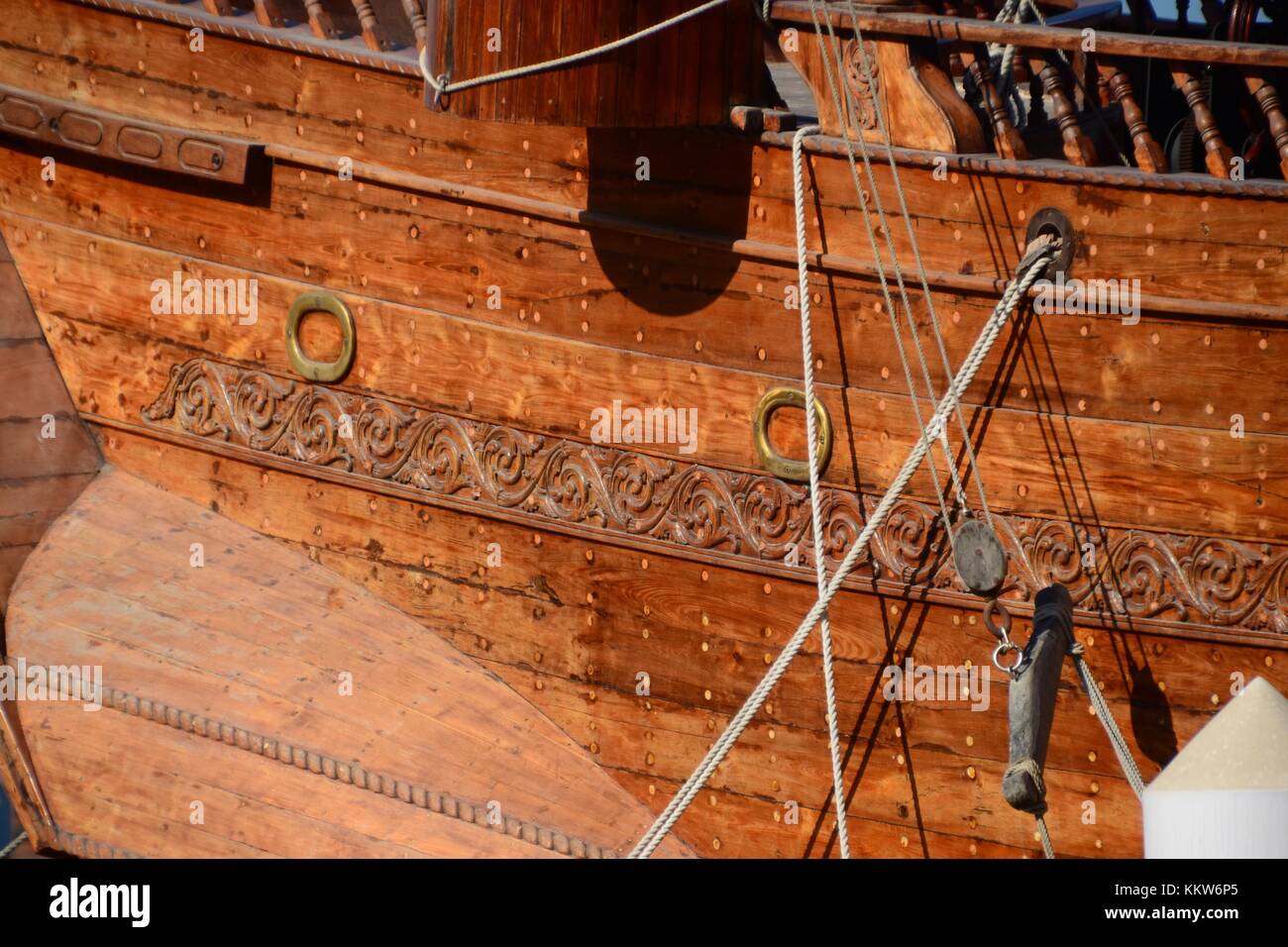 In der Nähe der Anzeige mit geschnitzten Detail und den Bau von Handgefertigten Holz- Boot, an der Corniche in Sharjah, VAE. Stockfoto