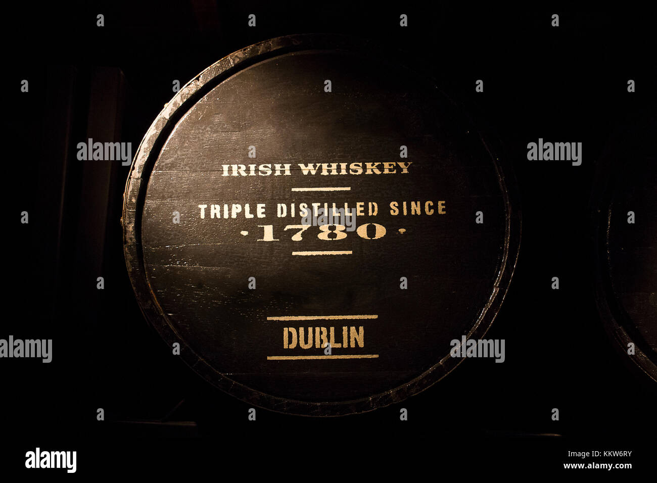 Alten Holzfass voller Irish Whiskey von Dublin. Stockfoto