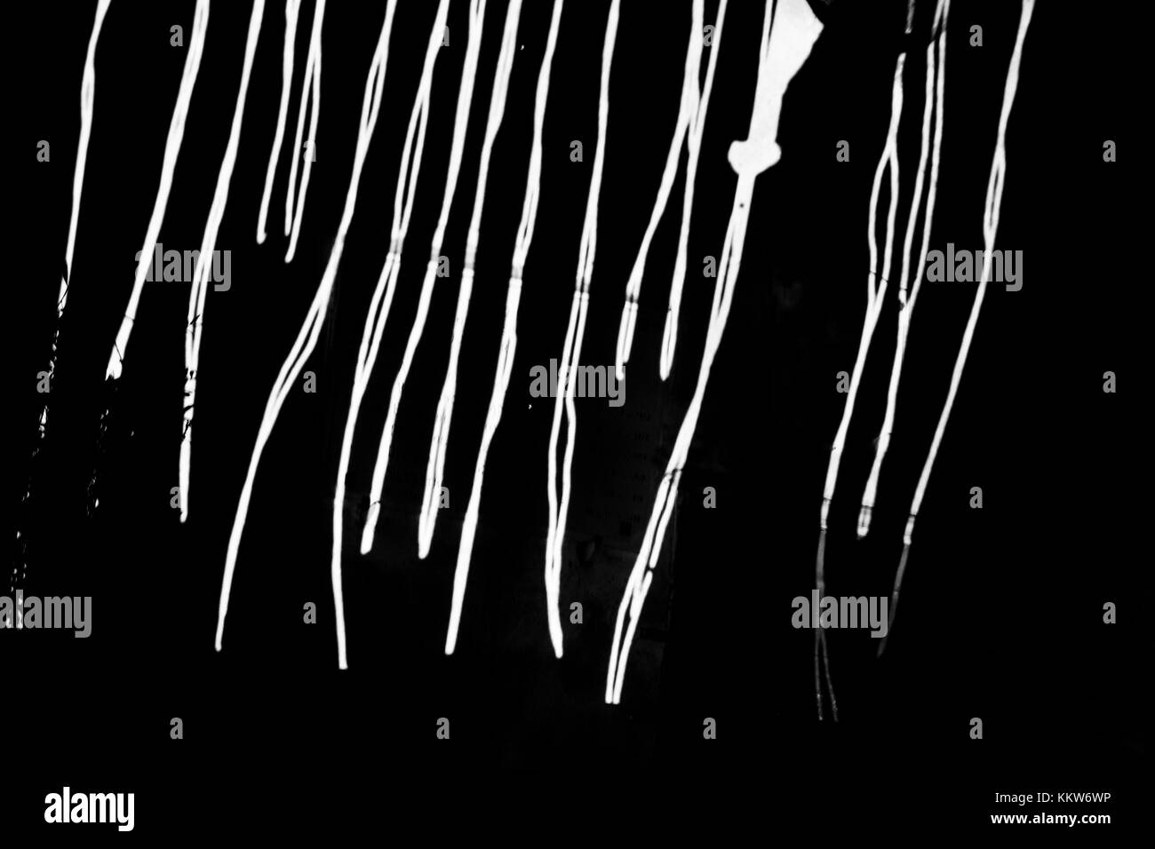 Zusammenfassung Hintergrund mit dunklem Hintergrund und unregelmäßigen weißen Linien. Stockfoto