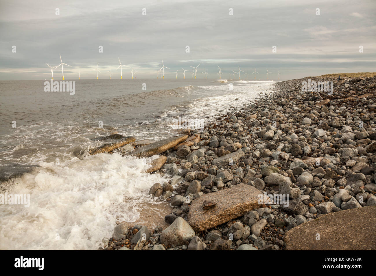 Offshore- Windenergieanlagen und Strand in Redcar, England, Großbritannien Stockfoto