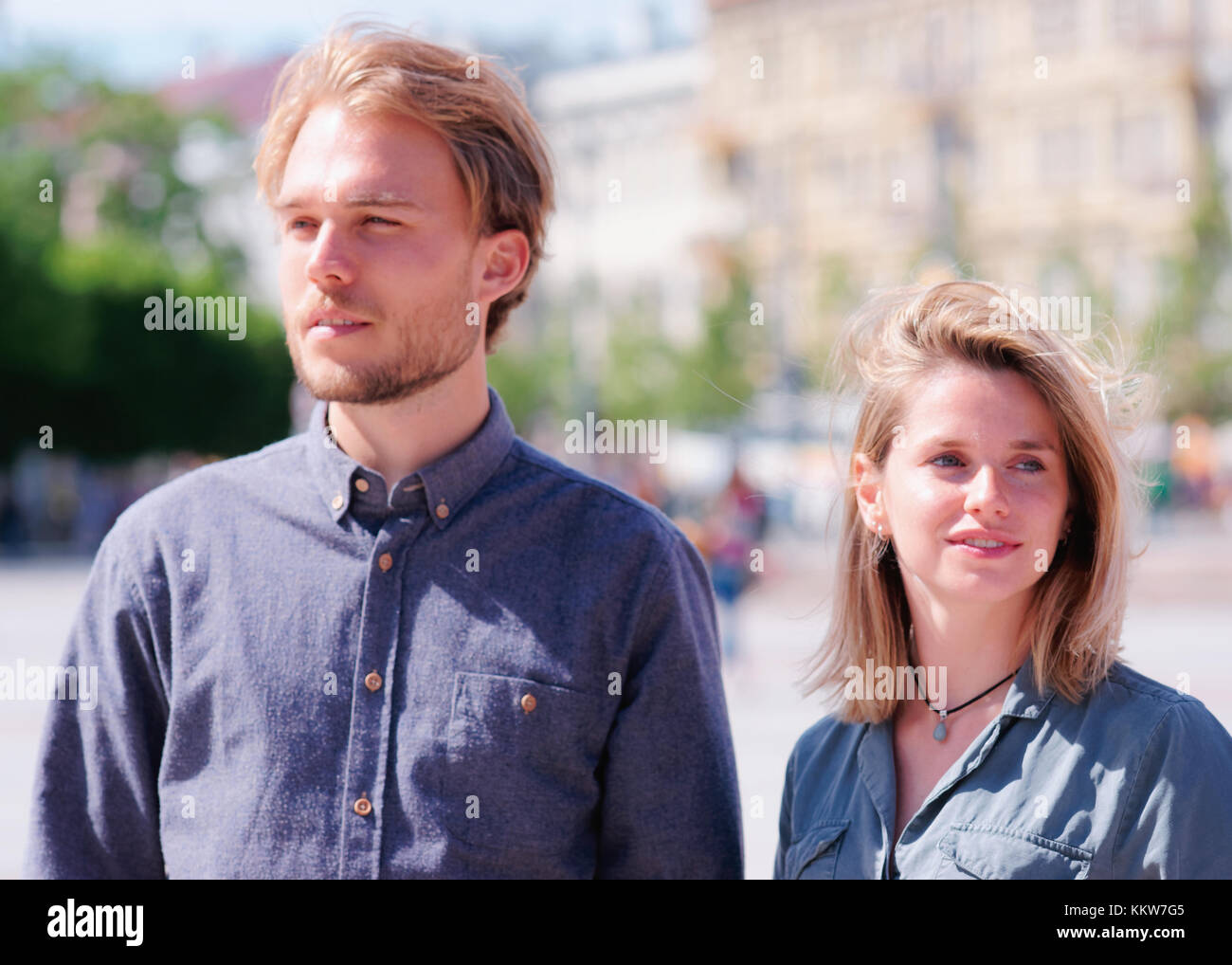 Junge Holländer und seine blonde Freundin. Romantische Konzept Stockfoto
