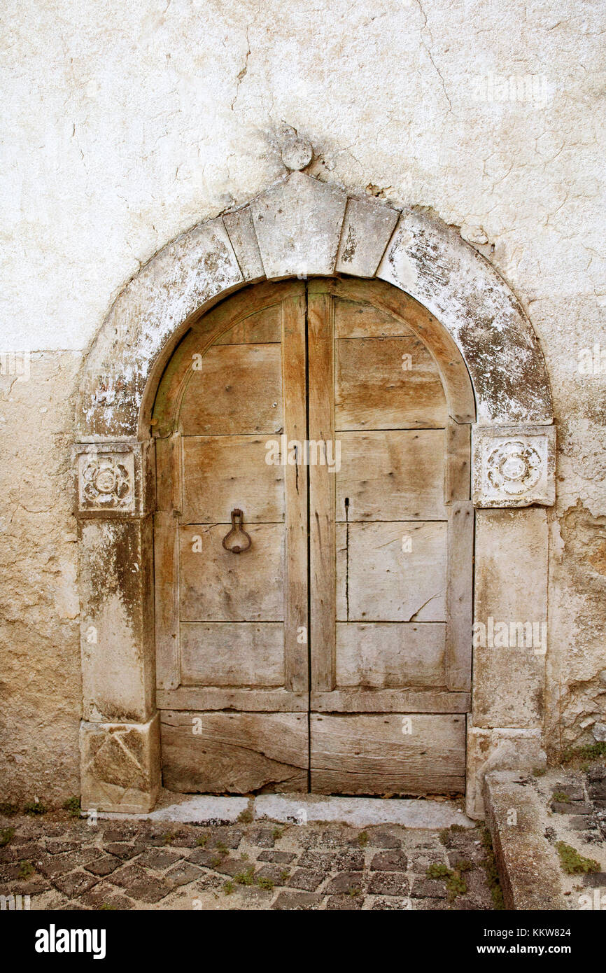 Alte Tür in Italien. Eine der vielen interessanten alten Türen im historischen Italien Stockfoto